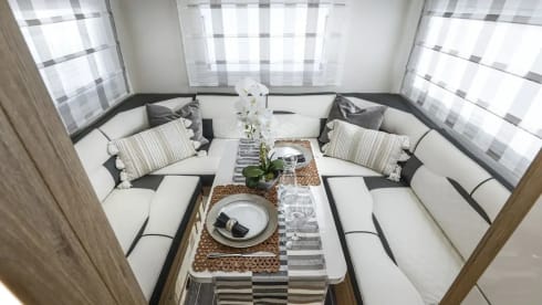 Mont Blanc – BRAND NEW 6 Berth Roller Team Auto-Roller 747 (2024) Manual