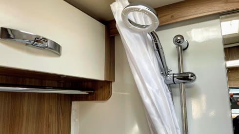 Luxury 6 Berth Motor home Perfect for Family Escapes