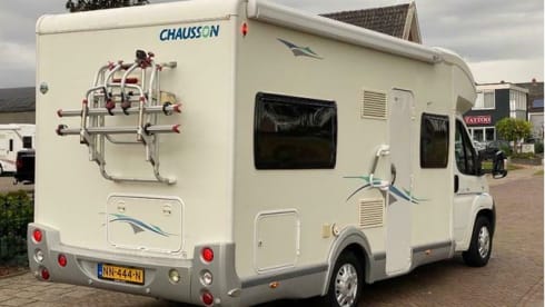 Spacious 4 person Fiat Camper Chausson Flash with French bed & lift bed