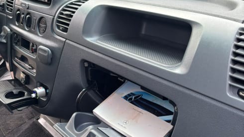 Bennie Benz – 2p Mercedes-Benz campervan uit 2003