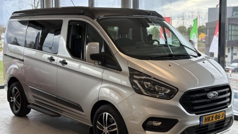 Campervan Bürstner per 4 persone, modello 2022.