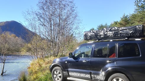 4x4 Mitsubishi Pajero with large roof tent