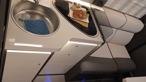 Roller Team 266 TL – Modern motorhome (2022) with luxurious queen-size bed and separate wellness area.