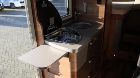 Roxi – Beautiful, luxury Dethleffs semi-integrated camper (4p) from 2021 (incl. Maxx fan!)