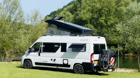 De Buitenkans – Sunlight Cliff 600RT(2022) -2/4 p- Handy and comfortable bus camper