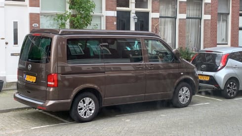 Bruintje – 4p Volkswagen campervan uit 2013