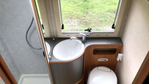 Bob – Spacious, cozy camper with air conditioning + navigation for family