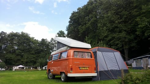 Lady Orange – Volkswagen Camperbus from 1974 (4 pers)