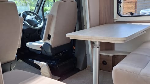Hamish – Hamish - Scottish Luxury - Spacious 4 Berth Renault Luna 2018