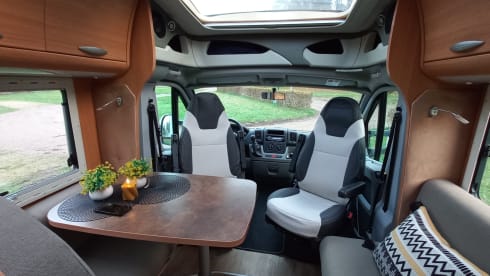 Super cozy spacious challenger eden 602 camper