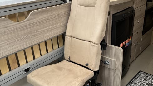 MINDY – 2022 Luxury 4 berth Elddis Magnum GT Motorhome