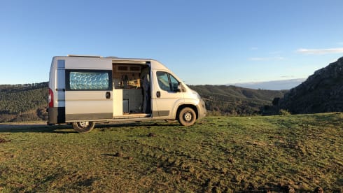 Juan de Jumper – Avontuurlijke zelfbouwcamper te huur