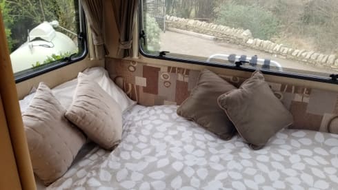 Nicky – Adventure and comfort in 'Nicky' the 6 berth luxury motorhome!