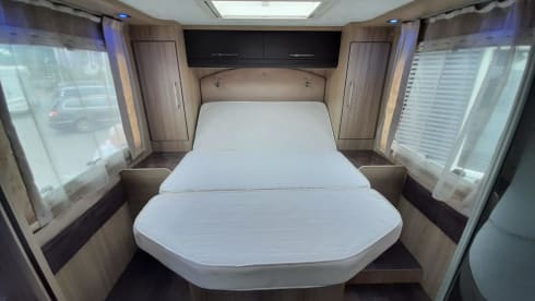 CI X-TIL – Very luxurious 4 person camper with queen bed and pull-down bed, lots of storage space
