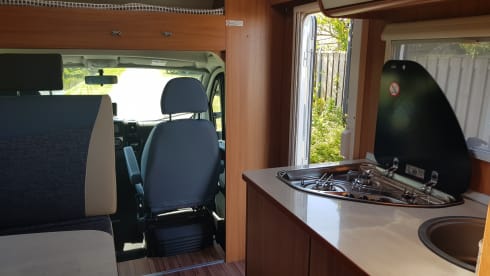 Zeer LUXE 6 pers. Camper met Airco en XL Garage BJ 2013