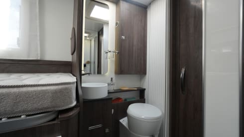 Location de camping-car semi-intégré de luxe Benimar – automatique – 5 places – 2026