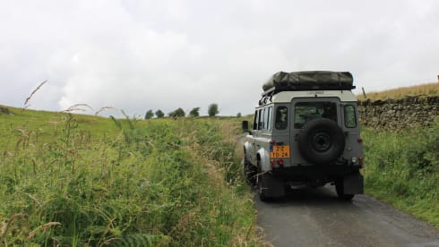 110 grijs – Land Rover Defender 110 with roof tent