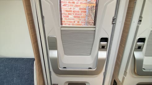 Deluxe – Integral Weinsberg Caracore 700MEG Automatic + WIFI on the road