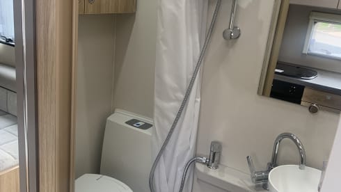 Autoquest 196 – Autoquest 196 motorhome 6 berth (delivery and pick up available)