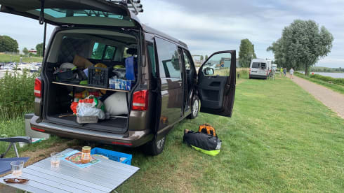 Bruintje – 4p Volkswagen campervan uit 2013