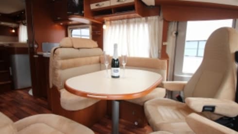 zeer luxe Hymer Integraal camper voor 4-5 personen met Airco