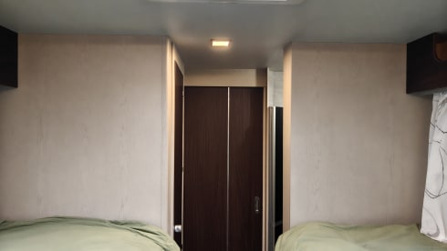 M-SERV 🚐  – Voyagez confortablement dans notre camping-car Rimor à alcôve (2025) – en toute sérénité sur la route