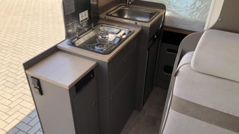 Nieuwe Camperbus Magnetic Grey – FORD LMC Innovan 590 camper van from 2024 Magnetic Gray