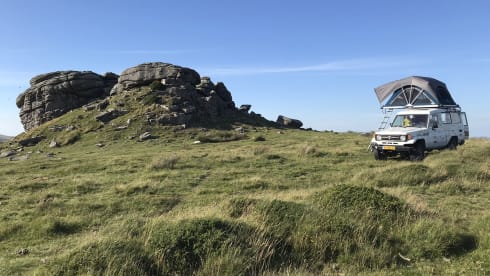 Unique camping cruiser 4x4 with roof tent