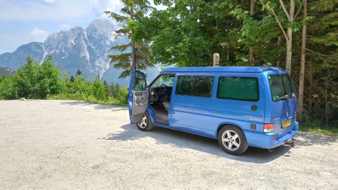 Smurf – 4p Volkswagen bus from 2001