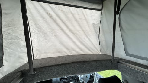 Bonnie – Mazda campervan met 3 slaapplaatsen uit 2002