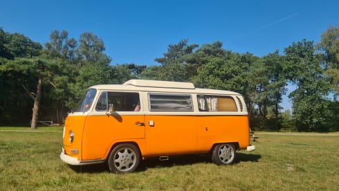 2p Volkswagen campervan uit 1969