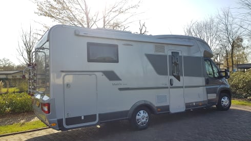 Adriaantje – LUXURY RV with QUEENSBED 4 pers
