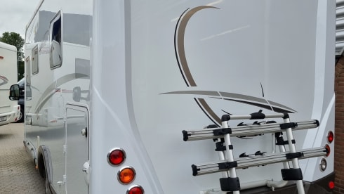 Fully equipped neat Pilote camper semi-integrated