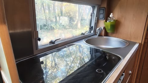 2-person Mercedes-Benz bus from 2002