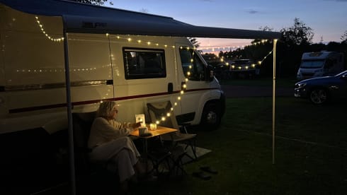 buzz2 – Camper bus comodo e compatto con 2 posti letto