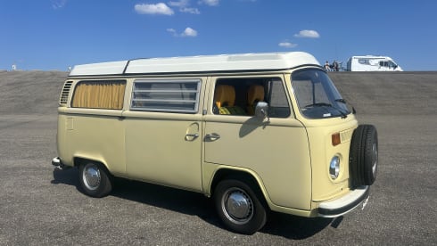 Sandy Beach Bus – 3p Volkswagen campervan from 1973