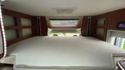 Beautiful camper with the most ideal layout, park your car inside for free
