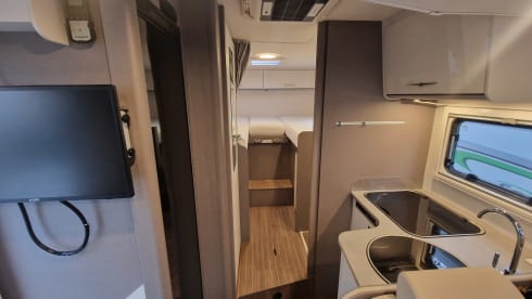 Mooi luxe Etrusco  met 2 x airco en enkele bedden/hefbed