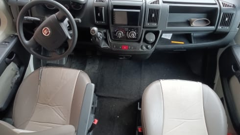 We start with a beautiful Camper Chausson with sloping ceilings for 6 people!