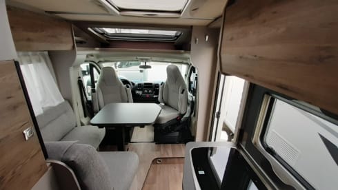 Very nice 4-6p Hymer integrated from 2021