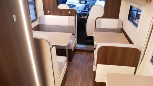 Ford CI Alcove, 6-Persons sitting / sleeping places!