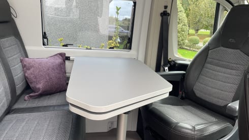 Kneusje – 2p Adria Mobil bus uit 2022