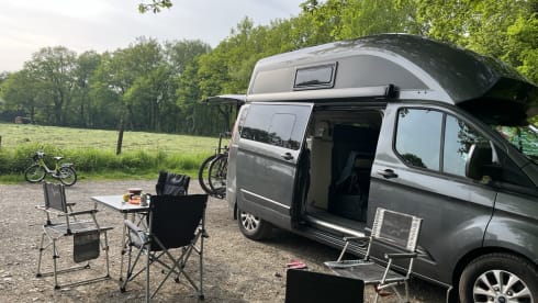 D'eropuit – New campervan Ford Nugget Plus with high roof - 4 people