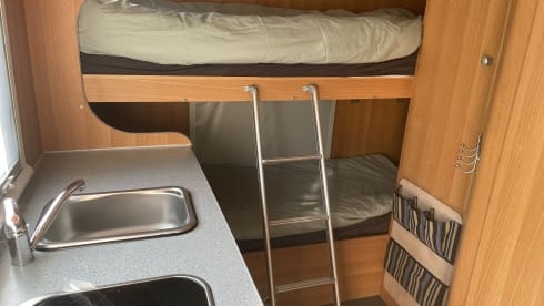 McLouis – Neat 6 person McLouis alcove camper with bunk bed