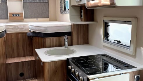 Luxury 6 Berth Motor home Perfect for Family Escapes