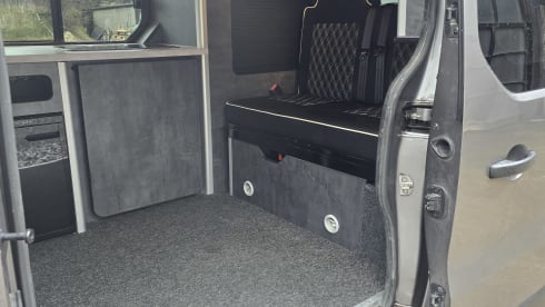 Roy – Renault-Campervan mit 2 Schlafplätzen ab Baujahr 2019 – Versicherung inklusive!