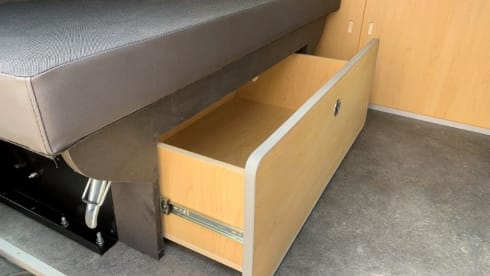 2p Volkswagen campervan uit 2015