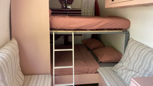 Off-grid campervan met twijfelaar stapelbed!
