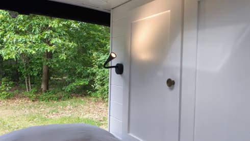 Luxuriöser, autarker Campervan mit Automatikgetriebe.