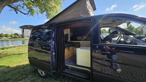 (T)rusty Blue – 2p Mercedes-Benz campervan from 2003